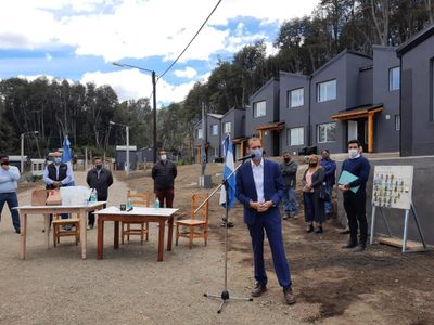 Omar Gutiérrez inauguró viviendas en Villa La Angostura