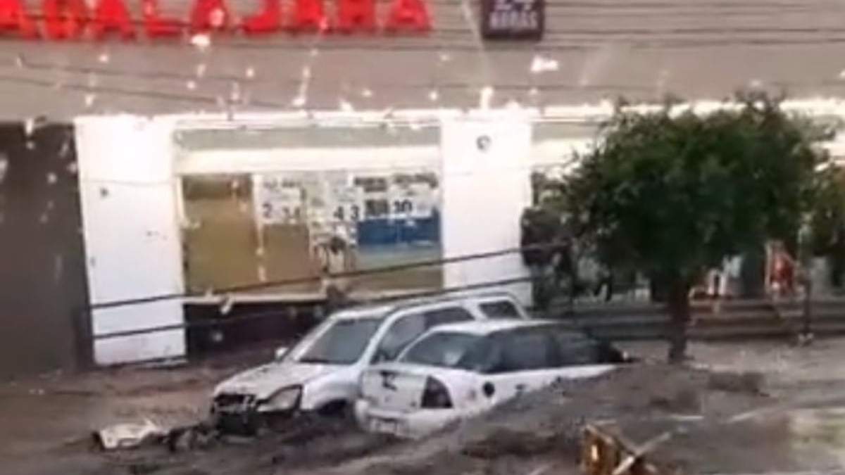 Autos arrastrados en avenidas de Ecatepec