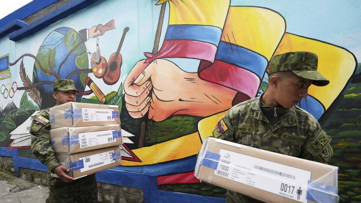 Soldados del ejército llevan material electoral a un centro de votación