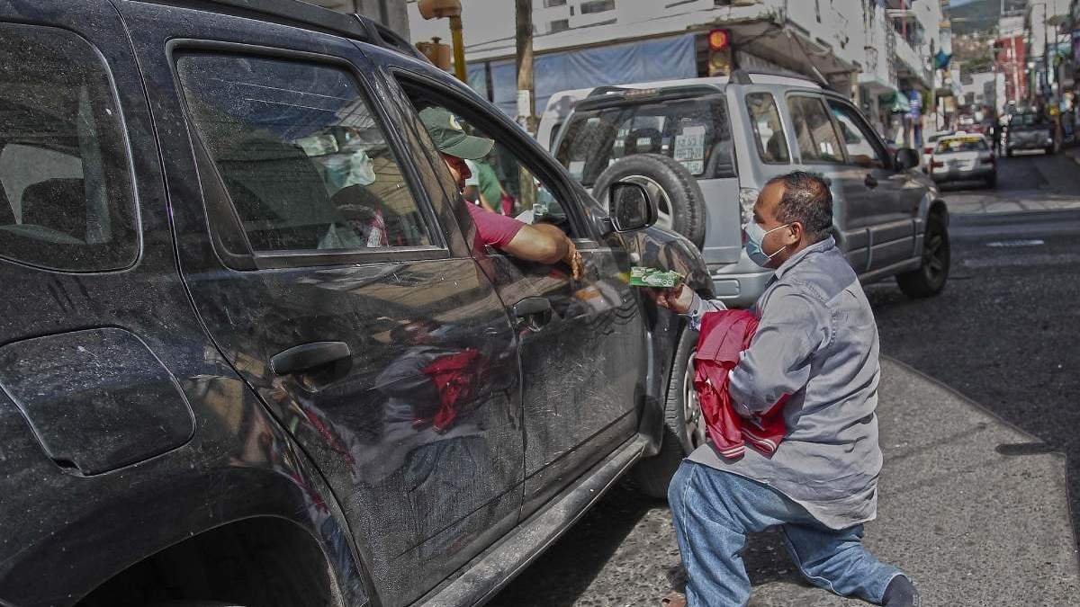 Un vendedor de chicles con discapacidad