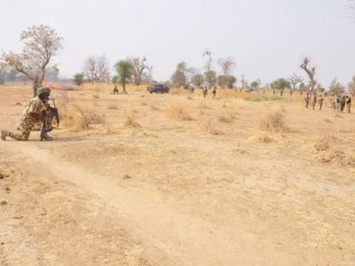 Secuestran a 25 alumnas en ataque contra una escuela de Nigeria