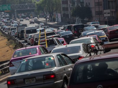 Escasez de placas en CDMX; una empresa concentra la proveeduría