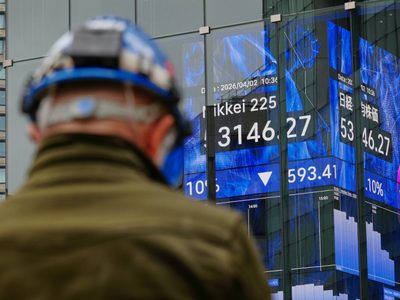 Petróleo sube 6 por ciento y bolsas de Asia caen tras el mensaje de Trump sobre la guerra