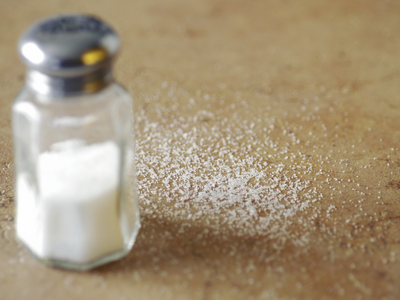 Con solo 1 cosa que tenés en casa, el trucazo para que el salero de tu cocina esté libre de humedad