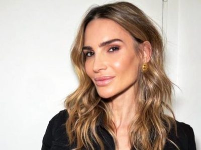Elegancia monocromática: María Vázquez y su elegido total black para imponerse en otoño