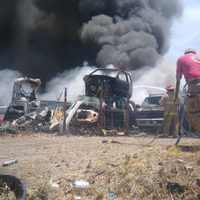 Incendio destruye 100 vehículos en un deshuesadero de Jalisco