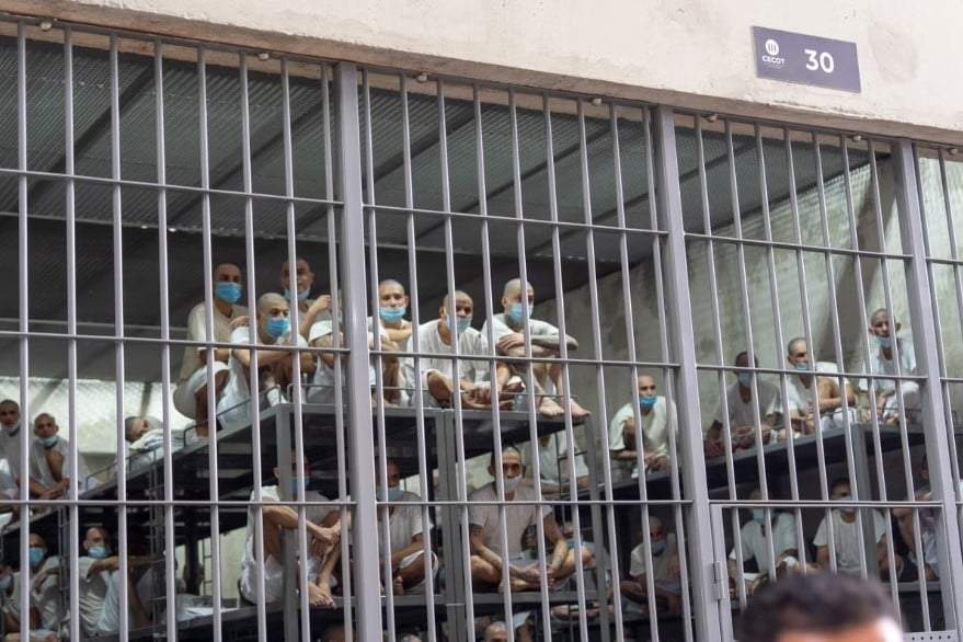 Reclusos observan desde su celda mientras la secretaria de Seguridad Nacional, Kristi Noem, visita el Centro de Confinamiento del Terrorismo en Tecoluca, El Salvador, el 26 de marzo de 2025. (AP Foto/Alex Brandon, Archivo)
