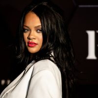 Rihanna recibe una buena noticia y no puede resistir la emoción