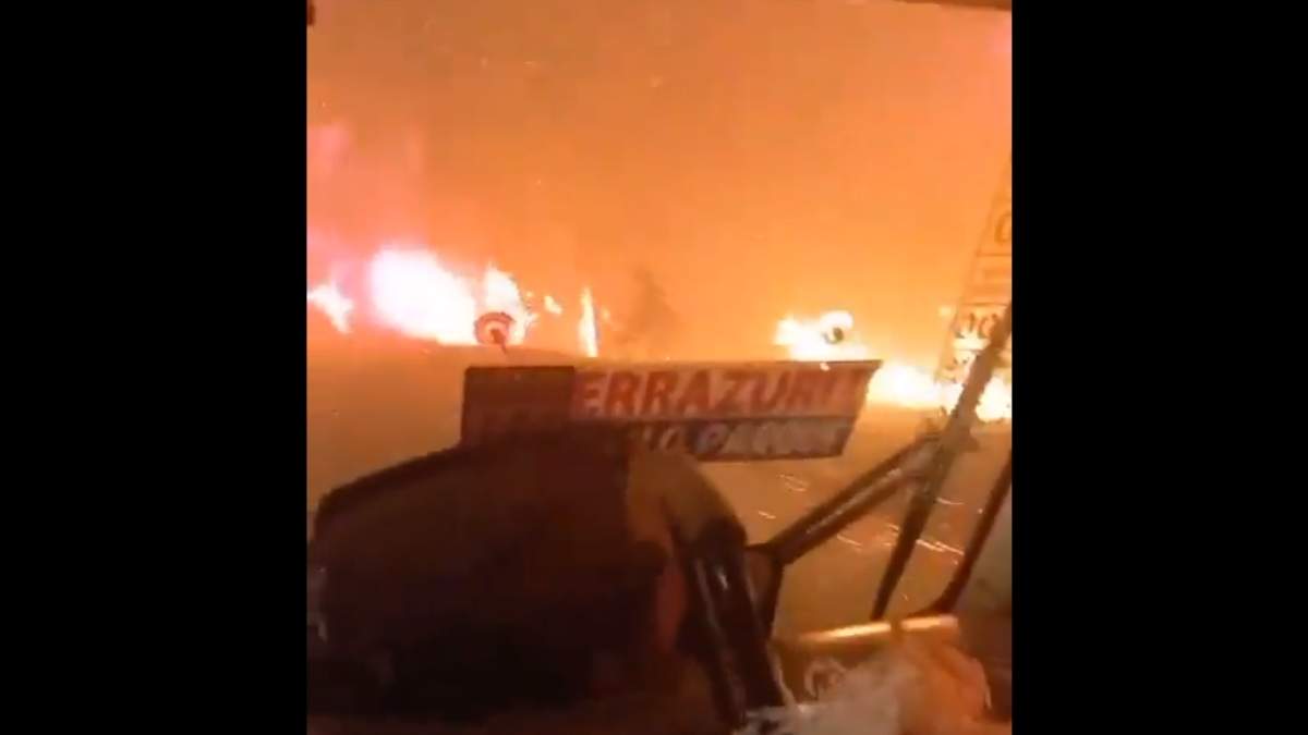 El autobús de pasajeros mientras atraviesa el fuego