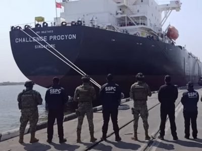 Contralmirante acusado de huachicol fiscal frena orden de arresto en su contra