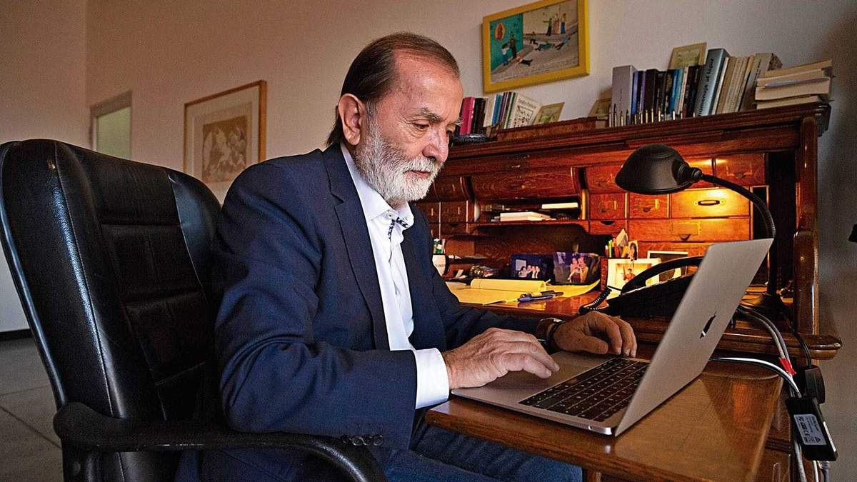 En sus oficinas de Argos