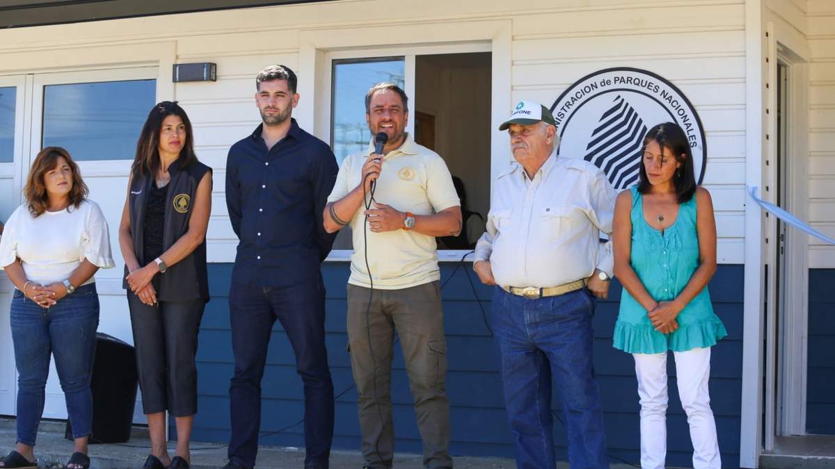 Ministro de Ambiente y Desarrollo Sostenible, Juan Cabandié en Junín de los Andes. Fuente: (Facebook)