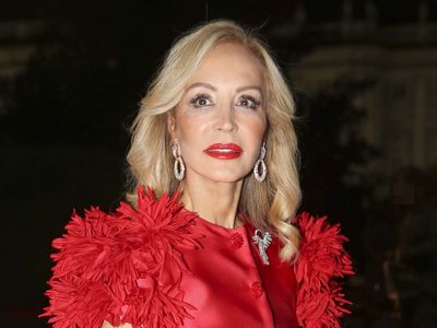 Con una famosa compañera: Carmen Lomana fue captada en las playas de Marbella junto a Mar Torres