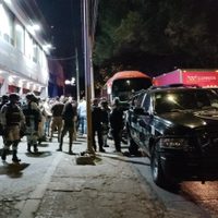 Estudiantes de la normal de Atequiza retienen autobuses con 73 migrantes