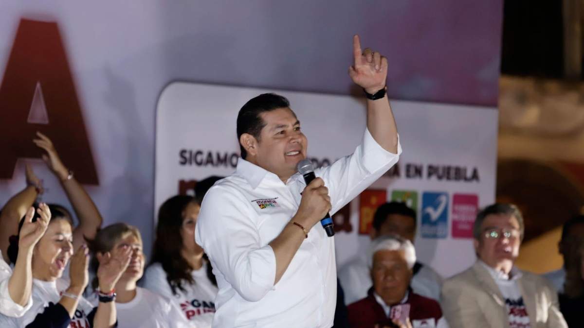 Alejandro Armenta celebró su victoria con militantes en el Zócalo de la capital poblana