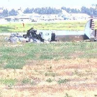 Choque de avión antiguo en evento del Día del Padre deja dos muertos