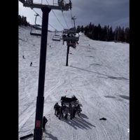 Joven de 16 años resbala del asiento de un telesquí (Video)