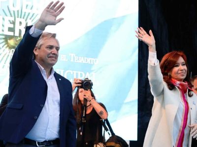 Encuesta: 61% de los argentinos cree que Alberto Fernández debe "despegarse" de Cristina