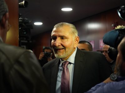Adán Augusto López cede... en la Ley de Amparo