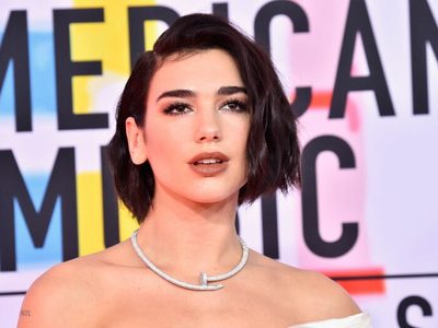 ¿No había más pequeño? Dua Lipa se abre y enseña algo muy diminuto que apenas le cubre ¡Abierta de