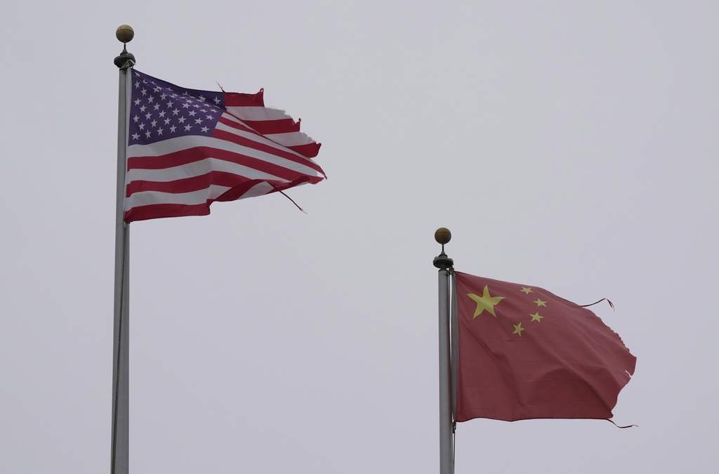 Las banderas de China y Estados Unidos en Chinatown en San Francisco, 18 de abril del 2025