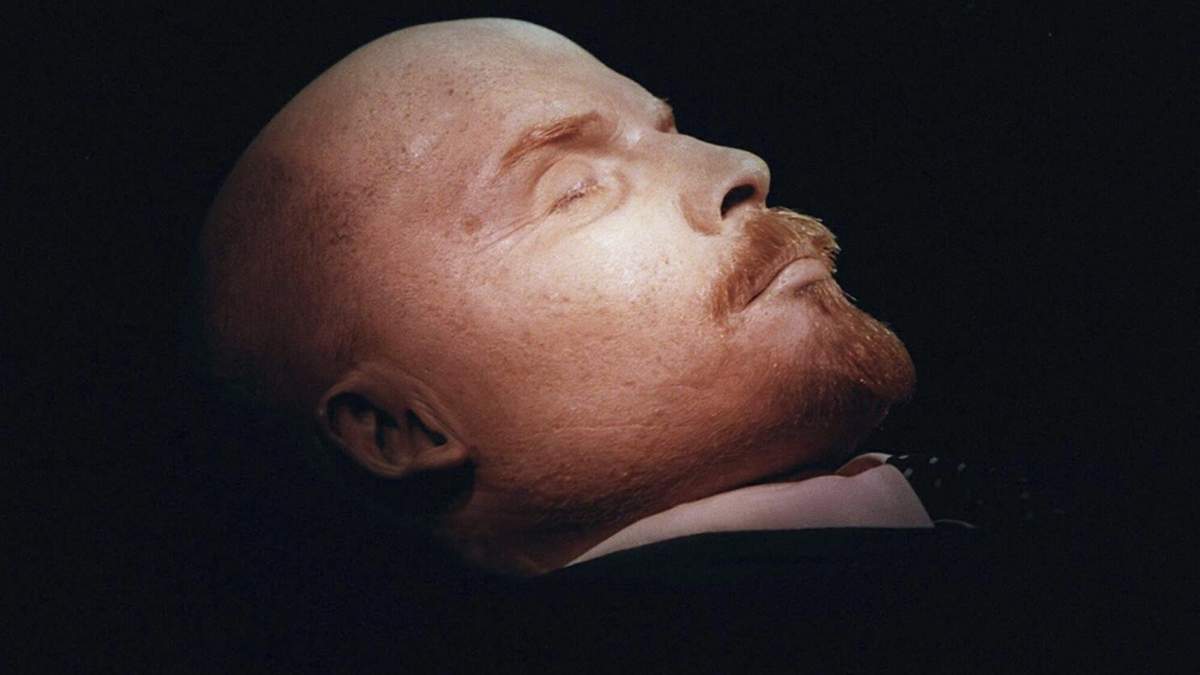 El cuerpo embalsamado de Vladimir Lenin en su mausoleo en la Plaza Roja de Moscú, el 16 de abril de 1997. (Foto AP/Sergei Karpukhin)