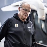Nueva polémica en Uruguay: Marcelo Bielsa habría firmado su contrato incumpliendo las normativas