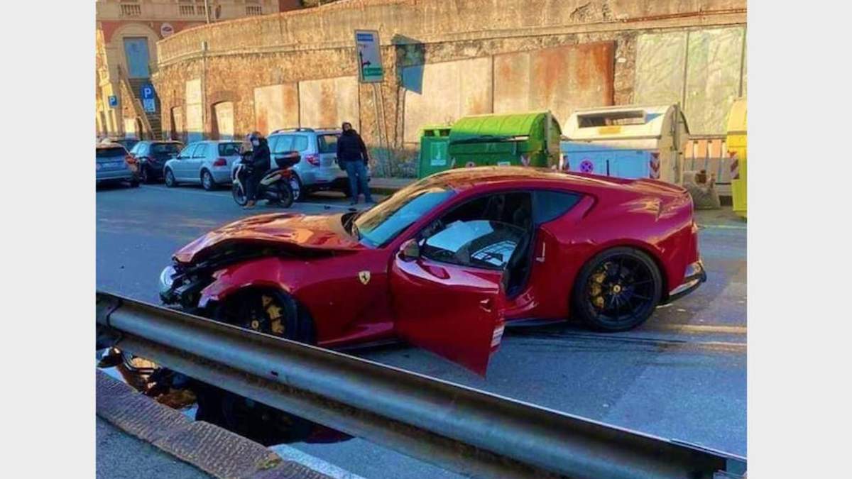 El Ferrari de Federico Marchetti, después del accidente