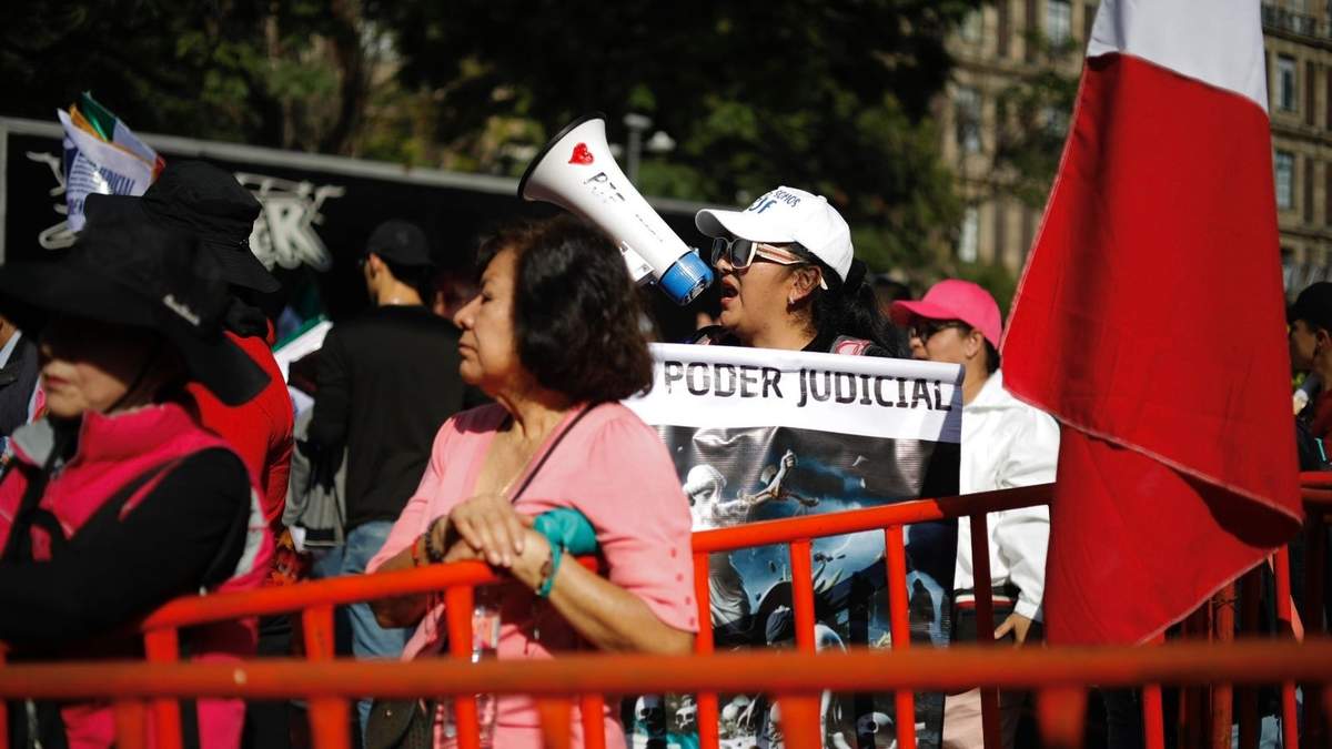 Trabajadores del Poder Judicial protestan frente a la SCJN