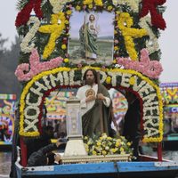 A bordo de las trajineras de Xochimilco, la reliquia de San Judas Tadeo sigue de visita por México
