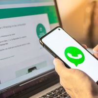 El truco de WhatsApp Web que nadie sabe para cuidarte de las miradas indiscretas en el trabajo o en un lugar público
