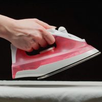 No lo vas a creer: el truco para planchar la ropa en pocos minutos que las tintorerías no quieren que sepas