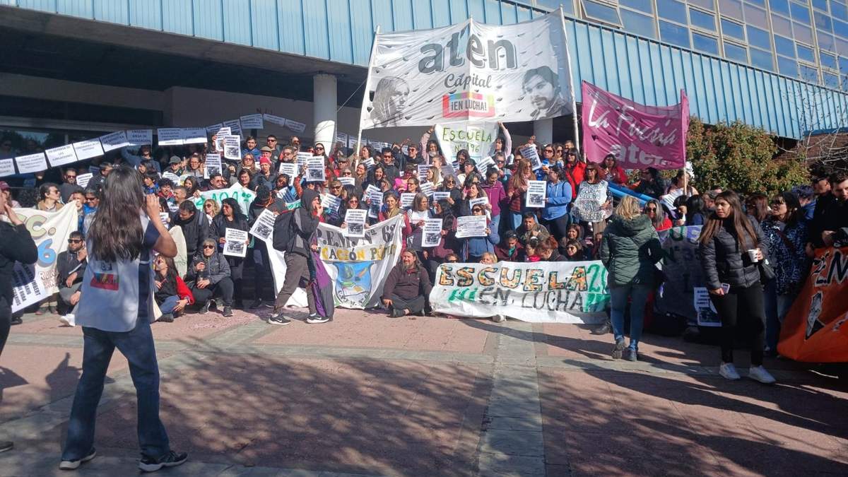 La protesta docente en el CPE. Fuente: (Facebook)