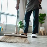 En pocos pasos, así tenés que lavar tu escoba para que quede como nueva y limpie tu casa mucho mejor