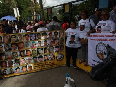 Acarreo, protestas y manotazos en el informe de Sheinbaum en Chilpancingo