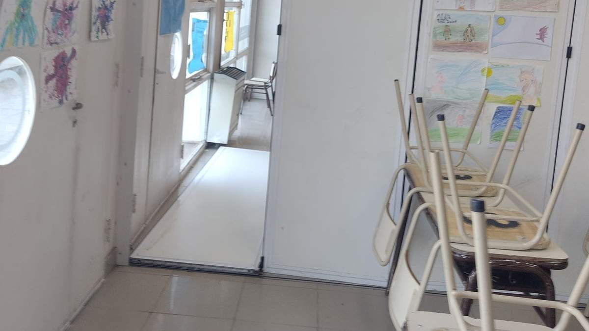El panel que cayó en una de las aulas de la Escuela 364. Fuente: (Aten )