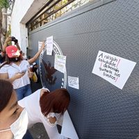 Estudiantes de la UG tapizan sede de la Guardia Nacional en repudio al ataque contra Ángel y Edith
