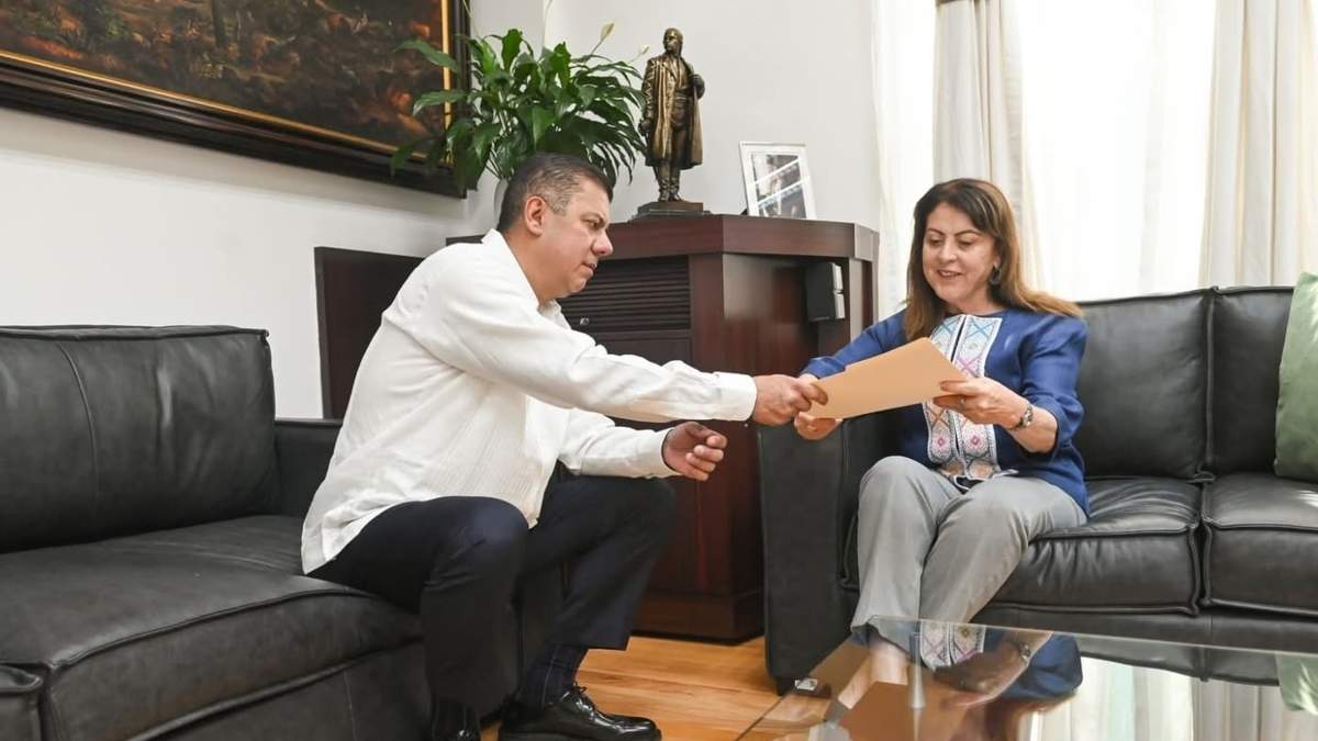 Javier Bolaños Aguilar con la gobernadora Margarita González Saravia
