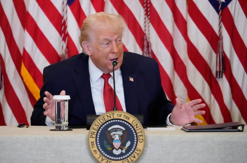 El presidente estadunidense Donald Trump habla durante un evento para promover la inversión en atención médica rural, en la Sala Este de la Casa Blanca, el viernes 16 de enero de 2026, en Washington