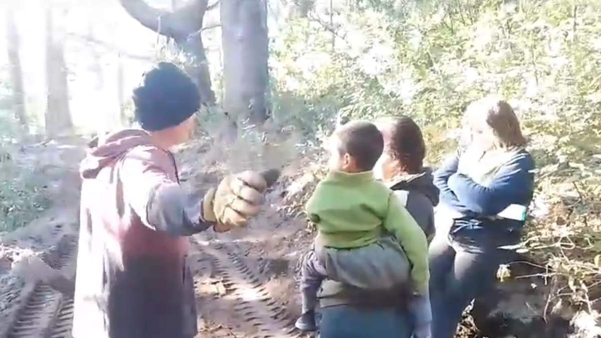 El propietario norteamericano le pide a las mujeres que se retiren de la calle con un machete en la mano. Fuente: (La Angostura Digital)