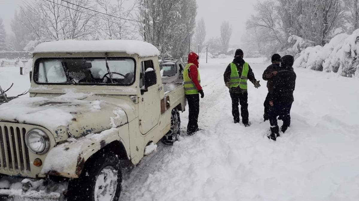 Asistencia brindada a vecinos de Zapala en pleno temporal de nieve. Fuente: (Twitter)