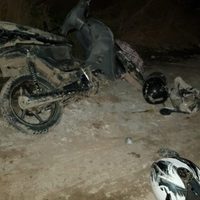 Un conductor chocó a dos motociclistas y huyó