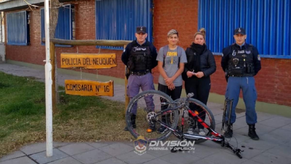 La bicicleta robada fue recuperada y retornada a su dueña. Fuente: (Policía Neuquén).