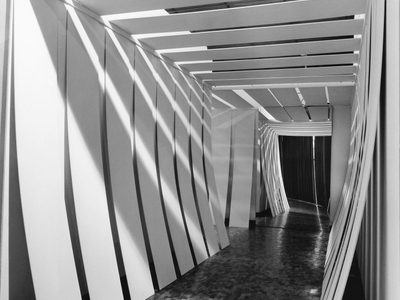 "Ambientes totales" de Helen Escobedo en el MARCO