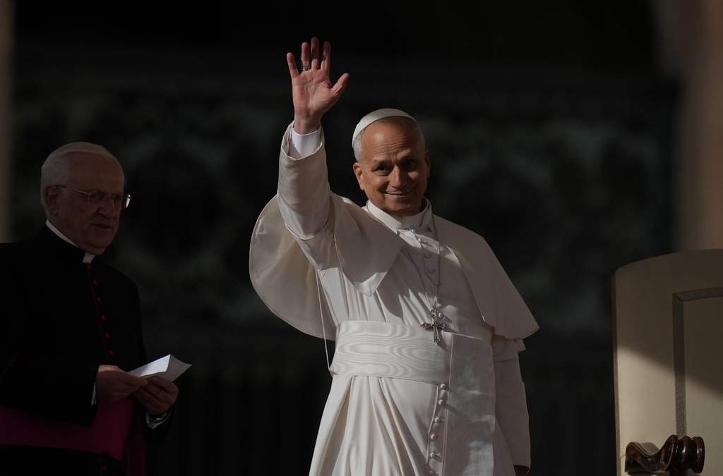 El papa León XIV saluda al salir al término de una audiencia con motivo del Jubileo de los Coros en la Plaza de San Pedro, en el Vaticano, el sábado 22 de noviembre de 2025