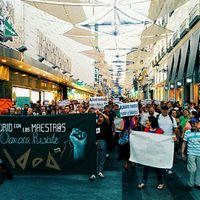 Protestan en España por violencia contra maestros en Oaxaca