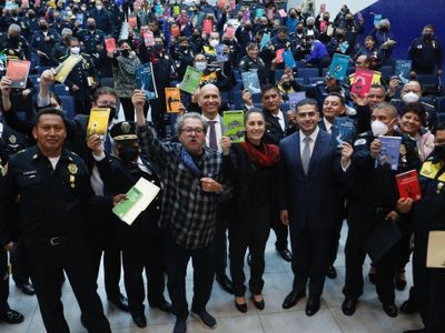 Sheinbaum entrega a policías condecoraciones y libros del FCE