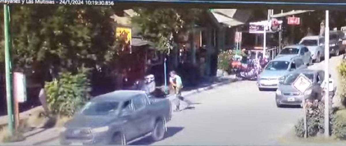 Momento en el que el policía Torres golpea al motociclista y provoca la caída junto a su acompañante. Fuente (captura de video)