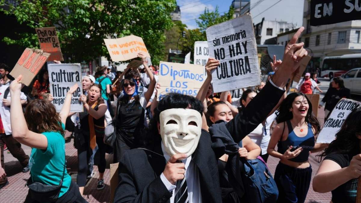 Estudiantes marchan hacia el Congreso para protestar por el veto del presidente Javier Milei a una ley para aumentar el financiamiento de las universidades públicas en Buenos Aires, Argentina