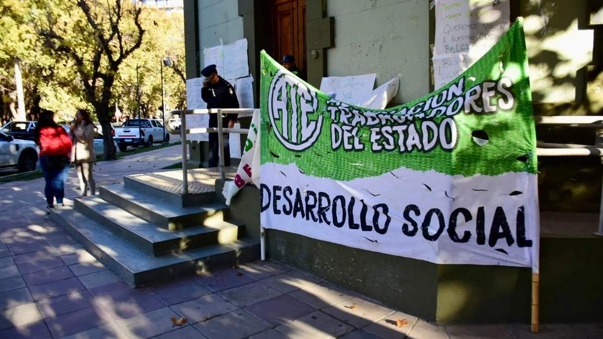 Protesta de ATE en Casa de Gobierno por las condiciones en los CDI. Fuente: (Facebook)